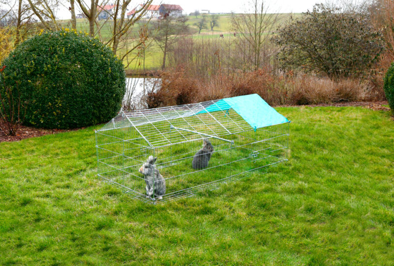 Open-air enclosure with breakout barrier