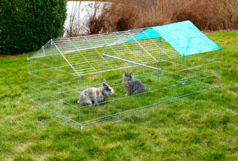 Open-air enclosure with breakout barrier