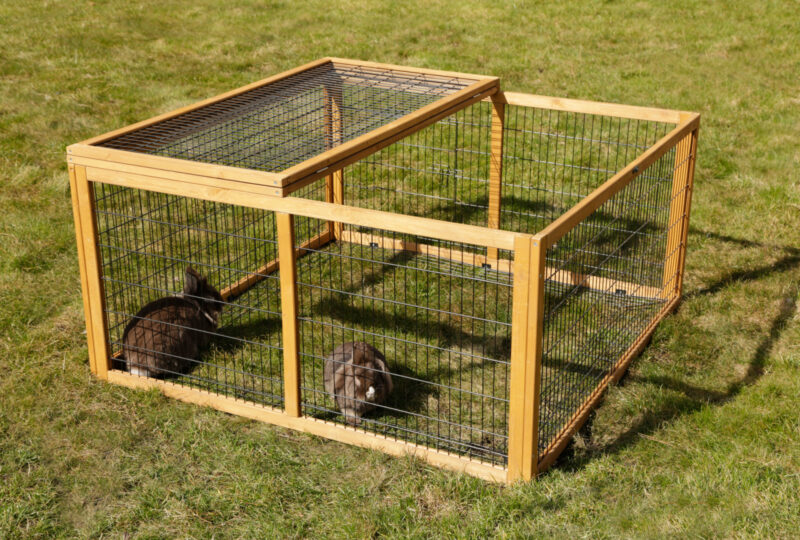 Open-air enclosure with breakout barrier